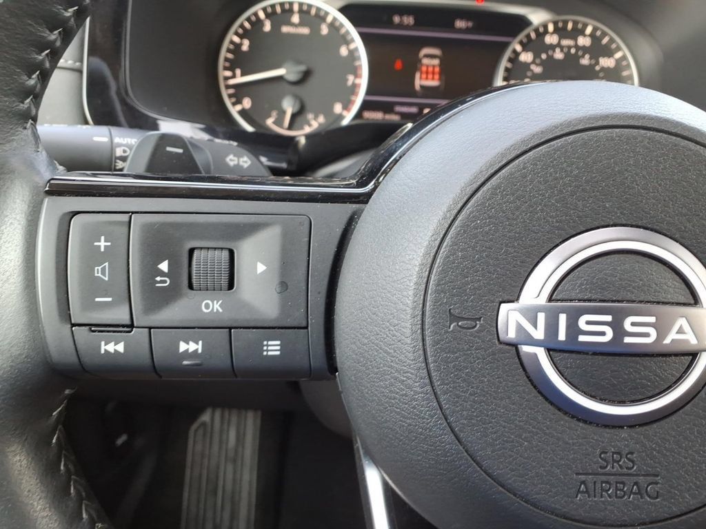 Used 2025 Nissan Pathfinder SL FWD image 18