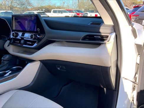 Used 2023 Toyota Highlander Limited image 19