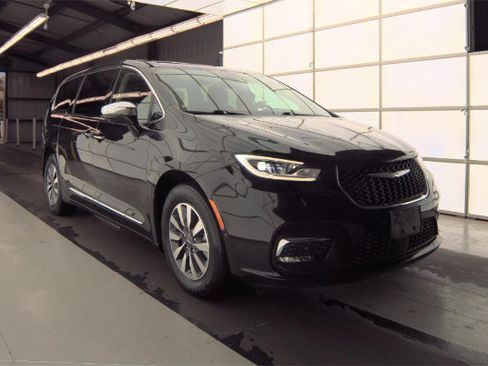 Used 2022 Chrysler Pacifica Limited FWD image 4