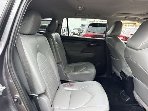 Used 2021 Toyota Highlander XLE FWD image 33