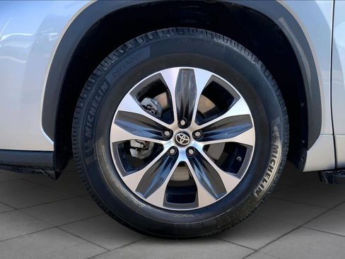 Used 2021 Toyota Highlander XLE image 11