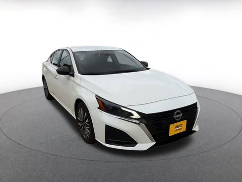 Used 2025 Nissan Altima 2.5 SV FWD image 3
