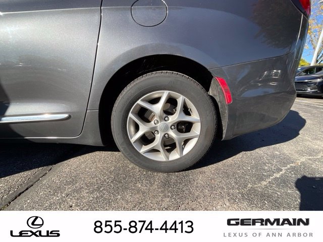 Used 2018 Chrysler Pacifica Touring-L Plus w/ Tire & Wheel Group FWD image 22