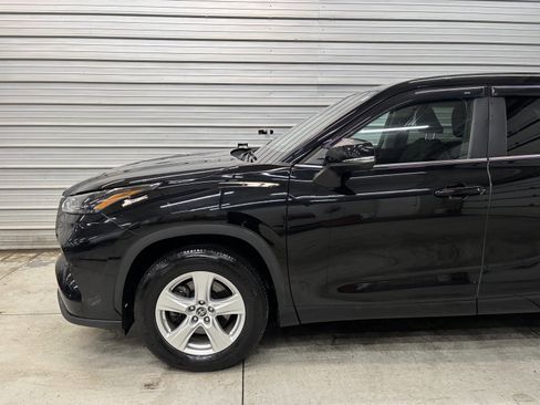 Used 2023 Toyota Highlander LE image 3