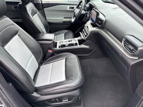 Certified 2022 Ford Explorer XLT w/ Equipment Group 202A image 17