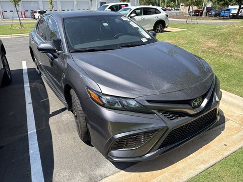 Used 2022 Toyota Camry SE FWD image 2