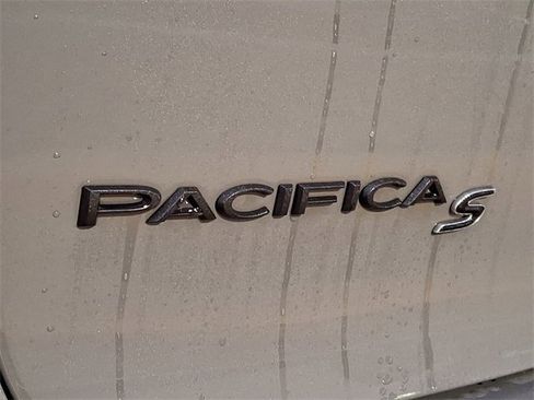 Used 2021 Chrysler Pacifica Touring-L w/ Uconnect Theater Family Group image 30