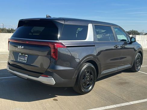Used 2025 Kia Carnival image 12