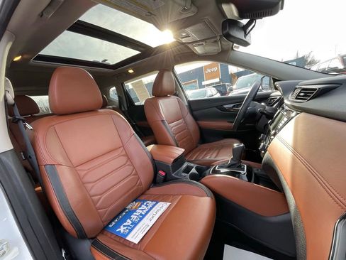 Used 2019 Nissan Rogue SL w/ Premium Package image 12