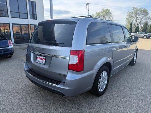 Used 2016 Chrysler Town & Country Touring FWD image 5