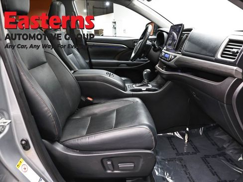 Used 2019 Toyota Highlander Limited w/ Carpet Mat Package (TMS) AWD/4WD image 27