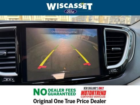 Used 2024 Chrysler Pacifica Touring-L image 10