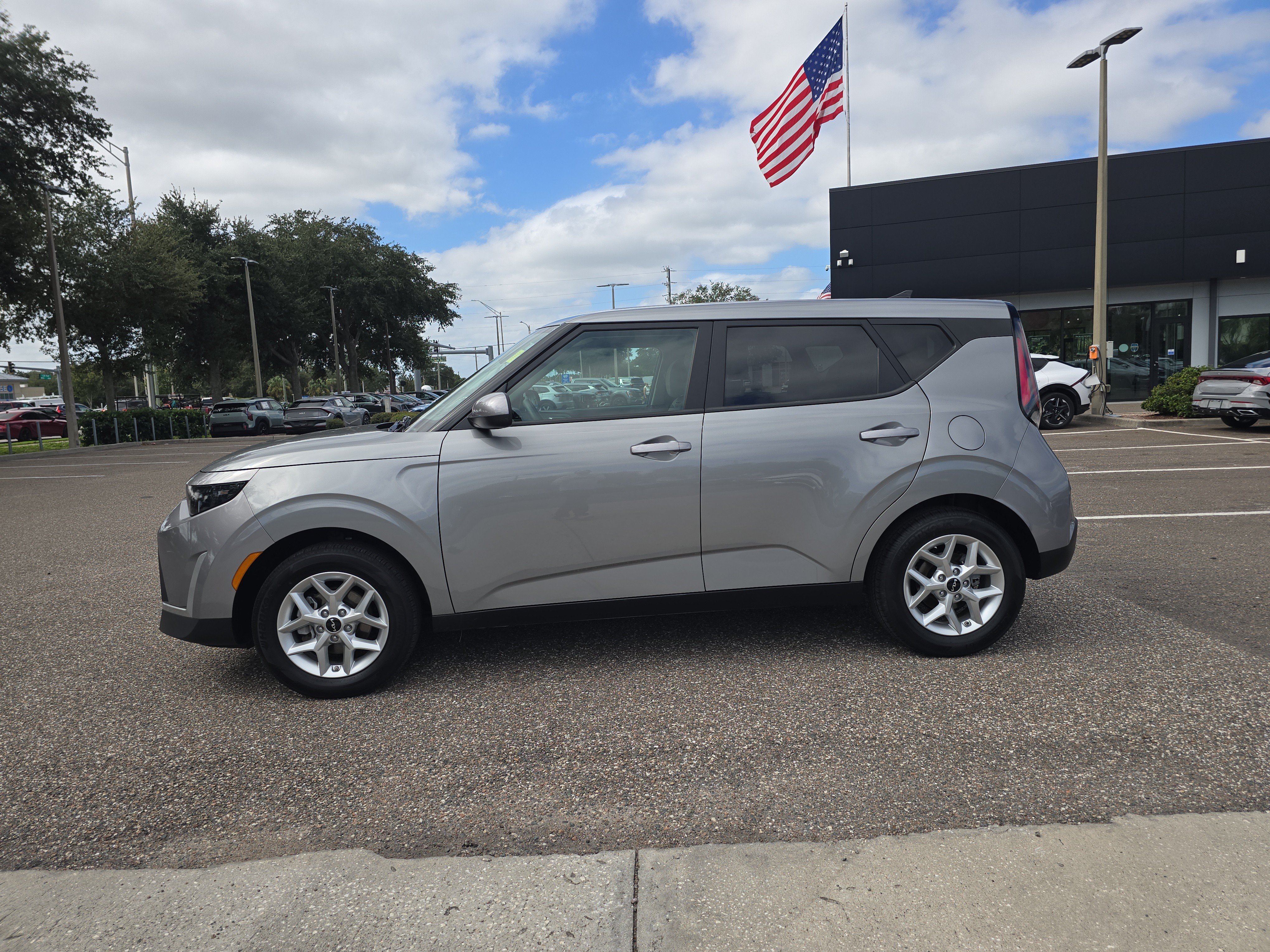 Certified 2025 Kia Soul LX w/ LX Technology Package FWD image 5