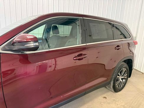 Used 2019 Toyota Highlander LE AWD/4WD image 7
