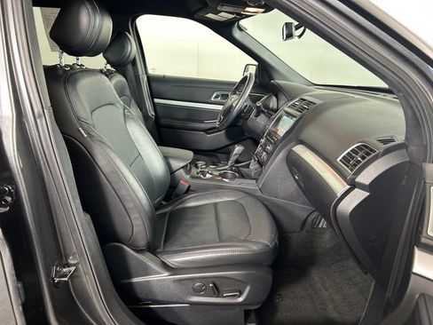 Used 2017 Ford Explorer XLT w/ Equipment Group 202A AWD/4WD image 28