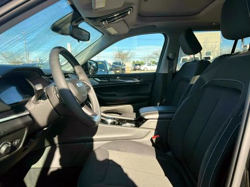 Certified 2023 Jeep Grand Cherokee Laredo image 16