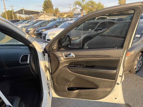 Used 2019 Jeep Grand Cherokee Altitude RWD image 28