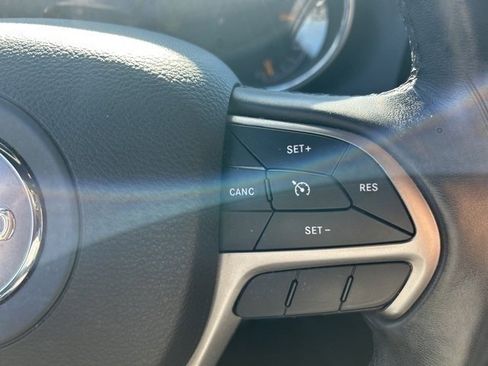 Used 2021 Jeep Grand Cherokee Laredo X image 12