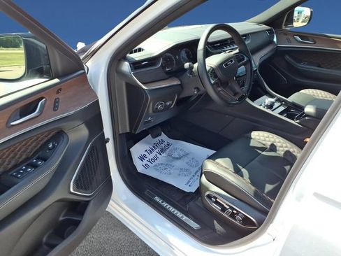 Used 2025 Jeep Grand Cherokee Summit w/ Luxury Tech Group V AWD/4WD image 9