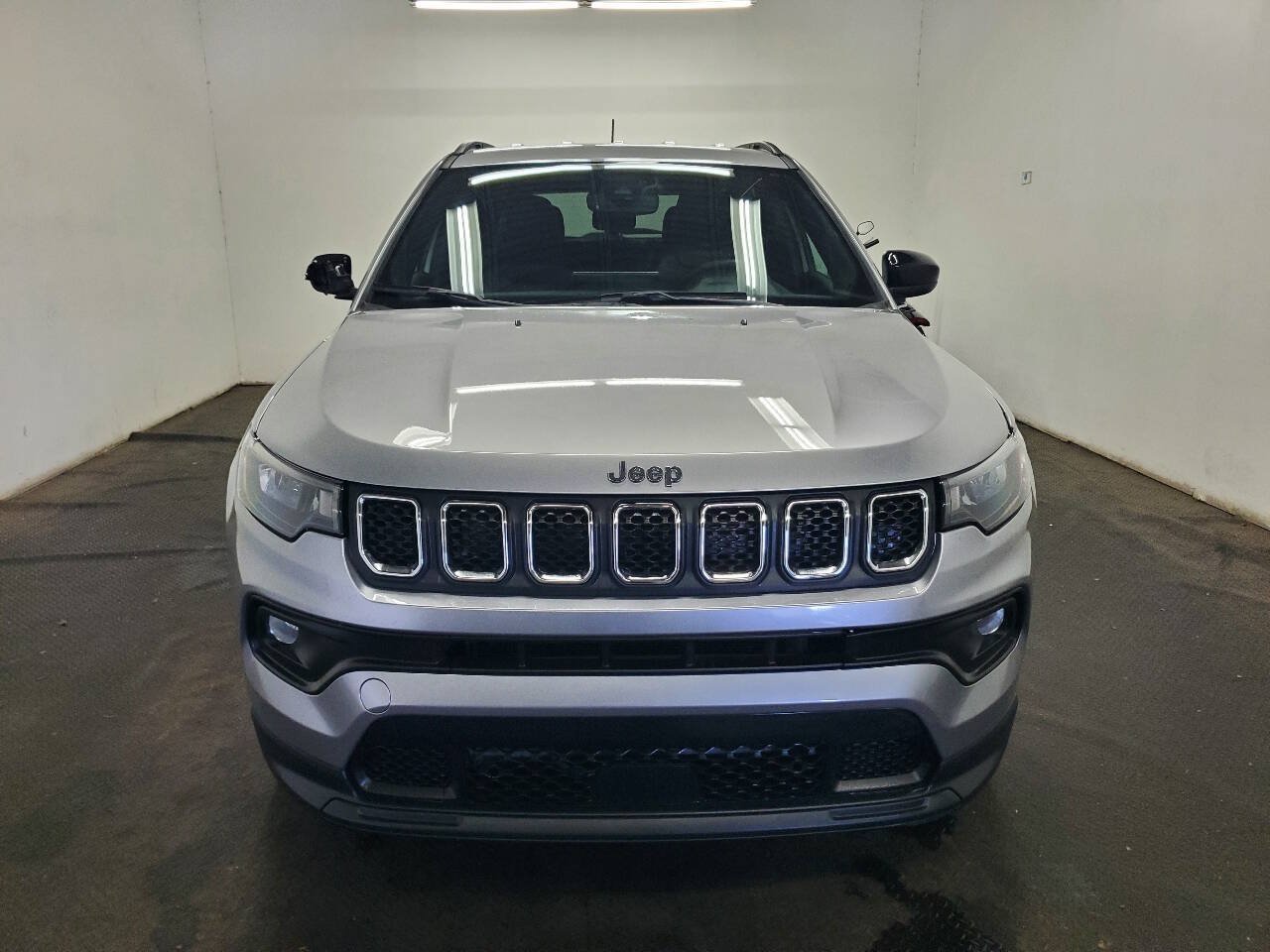 Used 2023 Jeep Compass Latitude w/ Convenience Group AWD/4WD image 3