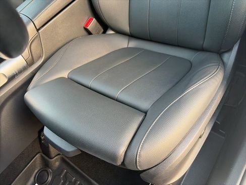 Used 2023 Mercedes-Benz GLB 250 4MATIC w/ Premium Package image 23