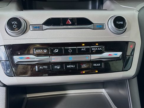 Used 2024 Ford Explorer XLT w/ Equipment Group 202A RWD image 16