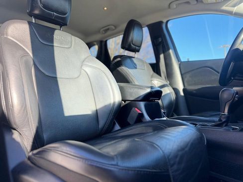 Used 2019 Jeep Cherokee Limited image 21