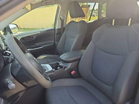 Used 2020 Toyota RAV4 LE FWD image 12