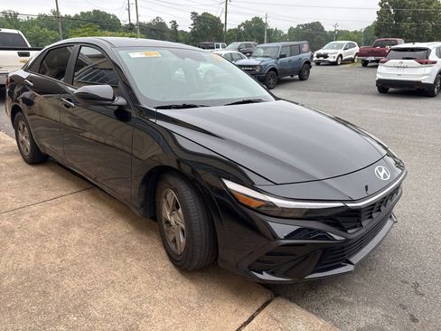 Used 2025 Hyundai Elantra SE FWD image 2