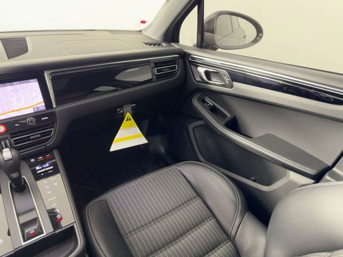 Certified 2025 Porsche Macan Turbo image 28