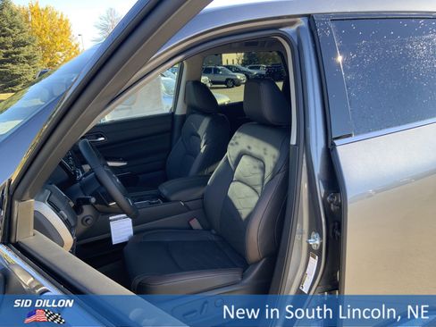 New 2025 Nissan Pathfinder Platinum image 9