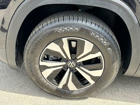 Certified 2025 Volkswagen Atlas Cross Sport SE image 8