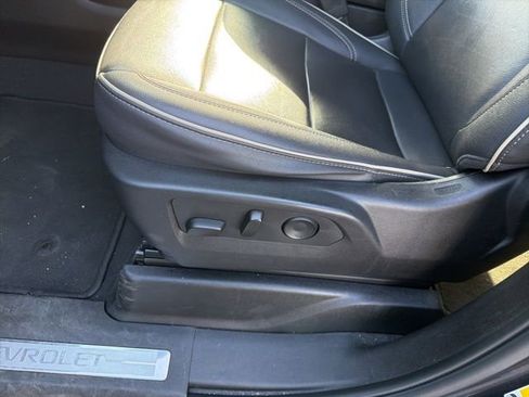 Used 2023 Chevrolet Suburban Premier image 13