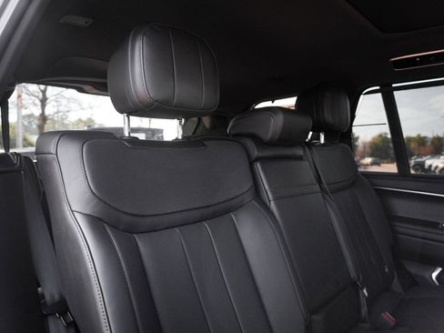 Used 2025 Land Rover Range Rover Long Wheelbase SE image 33