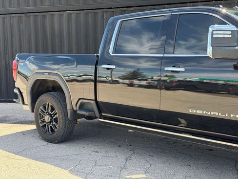 Used 2023 GMC Sierra 2500 Denali w/ Denali Black Diamond Edition AWD/4WD image 5