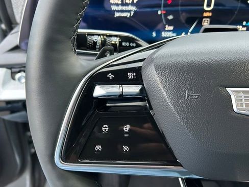 Used 2025 Cadillac Optiq Luxury 2 w/ LPO, ONYX Package image 23