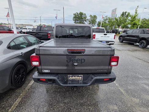 Used 2025 Jeep Gladiator Sport AWD/4WD image 3