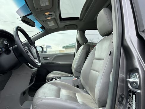 Used 2017 Toyota Sienna XLE Premium image 11