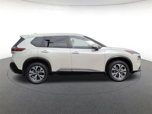 Used 2023 Nissan Rogue SV image 4