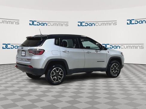 Used 2025 Jeep Compass Trailhawk AWD/4WD image 9