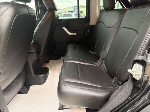 Used 2018 Jeep Wrangler Unlimited Rubicon w/ Connectivity Group AWD/4WD image 31