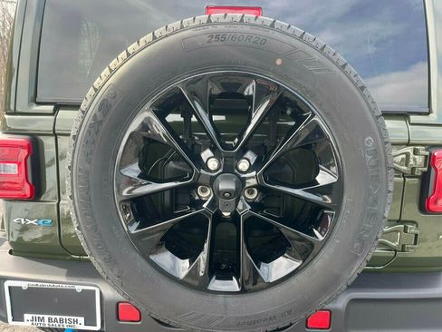 Used 2024 Jeep Wrangler Unlimited Sahara w/ Dual Top Group image 15