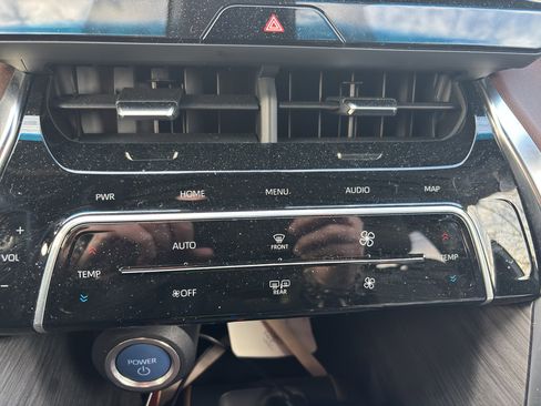 Used 2021 Toyota Venza Limited image 7