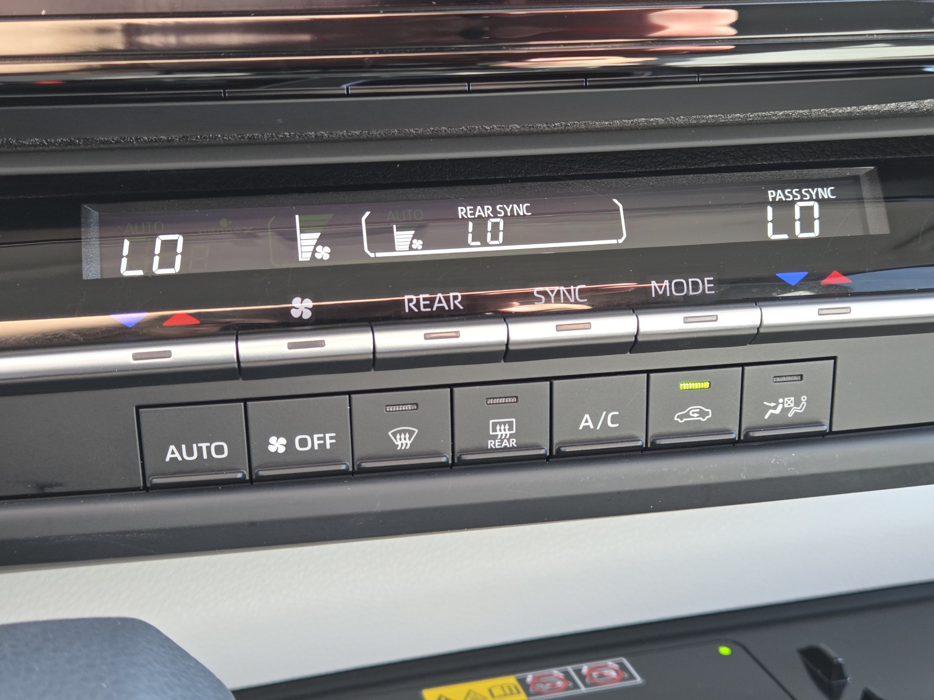 Used 2025 Toyota Sienna LE FWD image 38