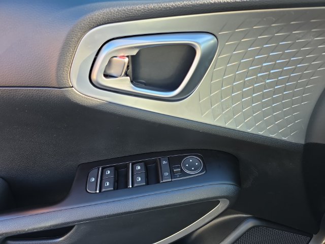 Used 2023 Kia Soul LX w/ LX Technology Package FWD image 10
