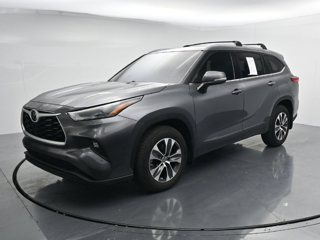 Used 2022 Toyota Highlander XLE AWD/4WD image 4