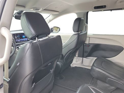 Certified 2024 Chrysler Pacifica Touring-L image 13
