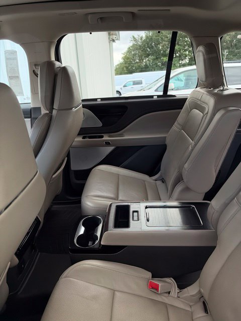 Used 2020 Lincoln Aviator Reserve AWD/4WD image 2