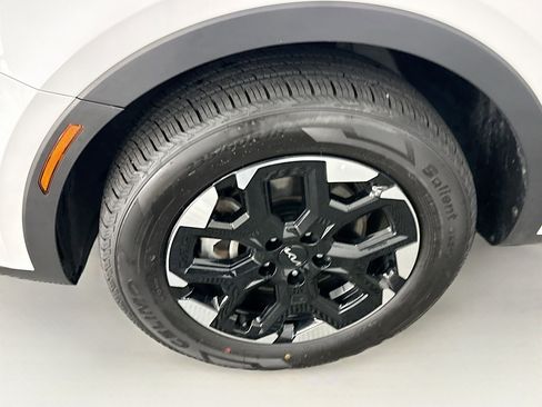 Used 2024 Kia Sorento S image 11