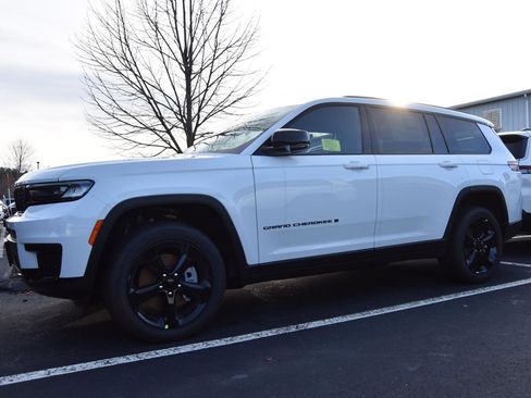 New 2025 Jeep Grand Cherokee L Altitude image 4
